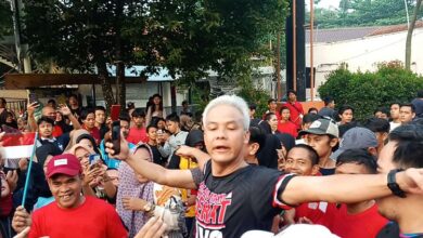 Bacapres PDI-P Ganjar Pranowo saat lari pagi di Alun-alun Kota Serang, Banten, Minggu (28/5/2023).(KOMPAS.com/SINGGIH WIRYONO)