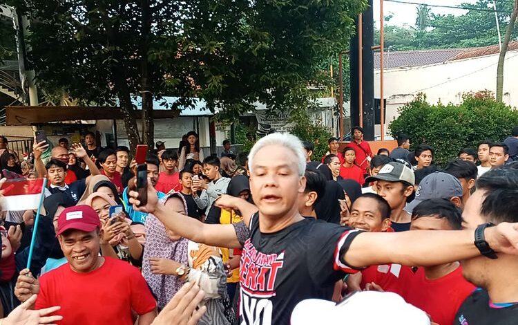 Bacapres PDI-P Ganjar Pranowo saat lari pagi di Alun-alun Kota Serang, Banten, Minggu (28/5/2023).(KOMPAS.com/SINGGIH WIRYONO)