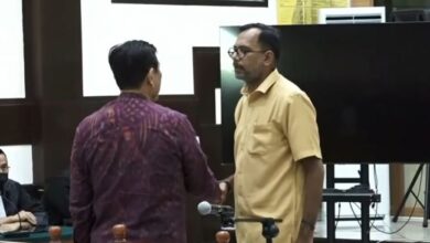 Haris Azhar dan Luhut Bersalaman di Ruang Sidang