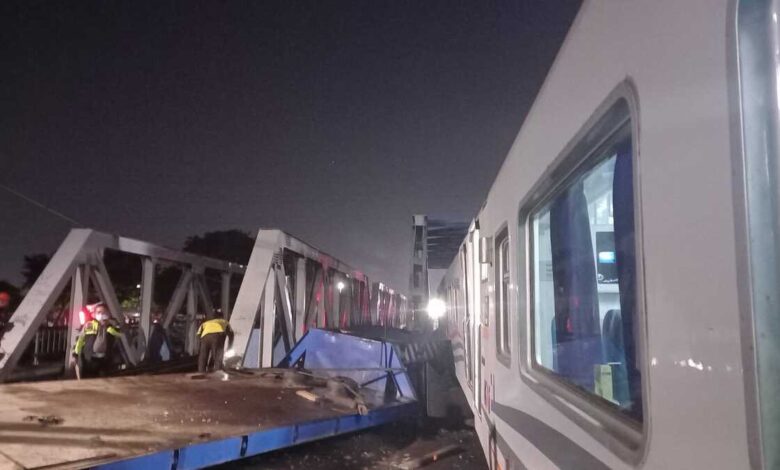 Kereta Api Tabrak Truk di Semarang, Satu Penumpang Terluka