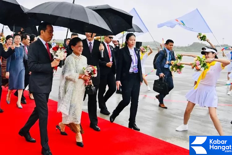 Jokowi dan Iriana Tiba di Chengdu, Disambut Menteri Pendidikan China (2023)