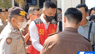 Mario Dandy Satriyo (20) saat tiba di ruang sidang Pengadilan Negeri Jakarta Selatan