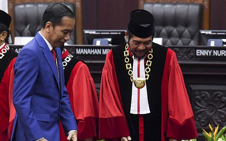 Dilaporkan ke KPK: Jokowi, Anwar Usman, Gibran, Sampai Kaesang